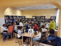 Ģimnāzijas skolēni apmeklēja bērna bibliotēku “Zīlīte”