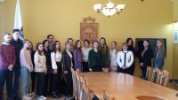 Ģimnāzijas skolēni tiekas ar Francijas vēstnieci Latvijā Aurēliju Ruajē-Gunēnu