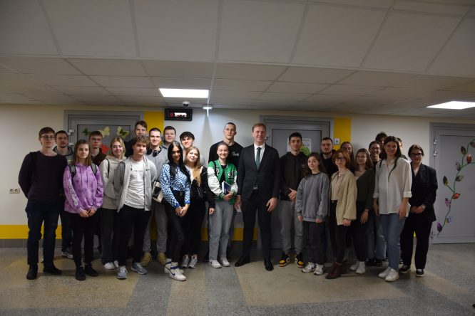 Daugavpils Valsts ģimnāzijā viesojās </br>LR Ekonomikas ministrs Viktors Valainis