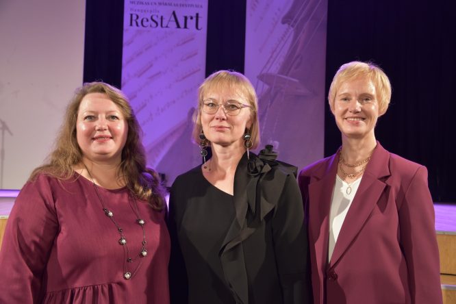 Daugavpils Valsts ģimnāzijas direktores </br>vietniece izglītības jomā </br>Signita Gabrāne – Daugavpils pilsētas </br>Izglītības pārvaldes konkursa </br>“Pedagoģiskās meistarības balva” </br>nominācijas “Izglītojamo snieguma </br>vērtēšanas sistēmas pilnveidošana </br>katra izglītojamā izaugsmei” laureāte