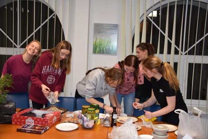 Ļoooti garšīgas vakariņas skolā