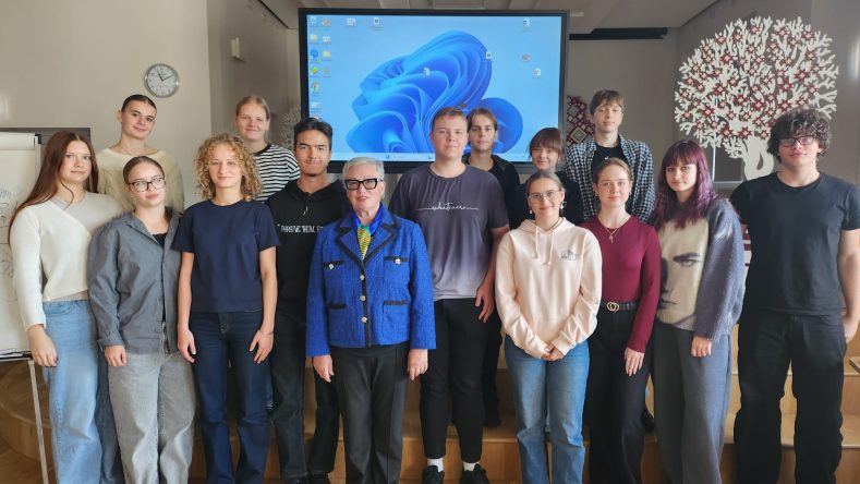 Daugavpils Valsts ģimnāzijā 1. oktobrī </br>viesojās politoloģe, LU profesore un </br>EPVS kuratore Žaneta Ozoliņa